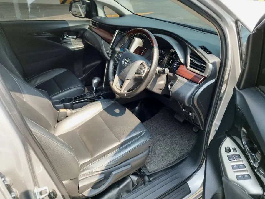 Foto Mobil Bekas Kabin Depan Toyota Kijang Innova 2.0 Venturer tahun 2019