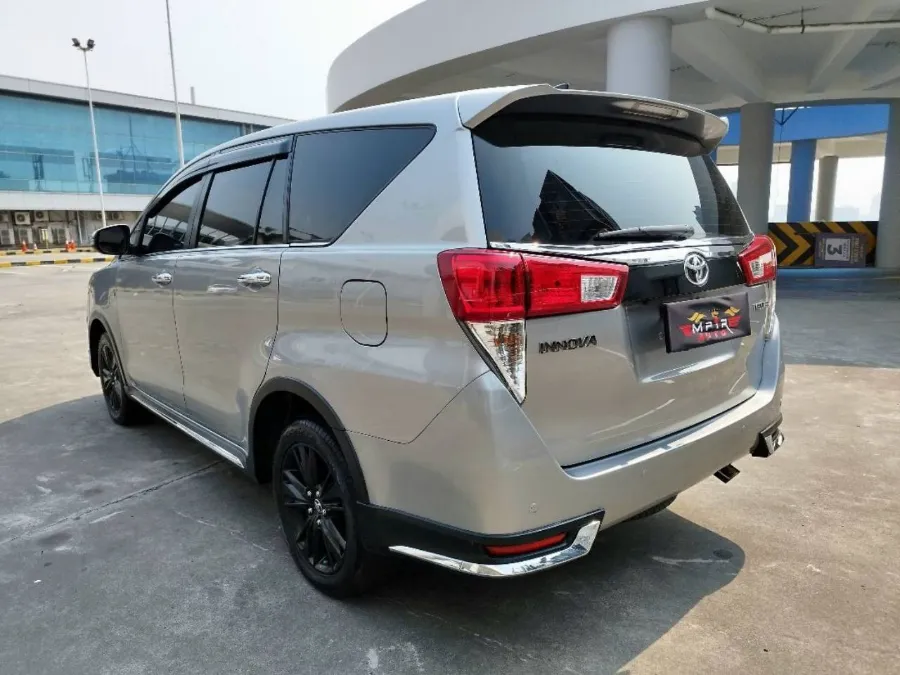 Foto Mobil Bekas Kiri Belakang Toyota Kijang Innova 2.0 Venturer tahun 2019