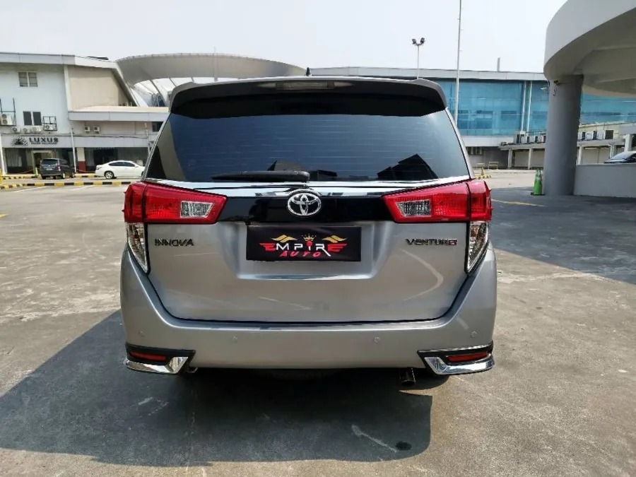 Foto Mobil Bekas Tampak Belakang Toyota Kijang Innova 2.0 Venturer tahun 2019