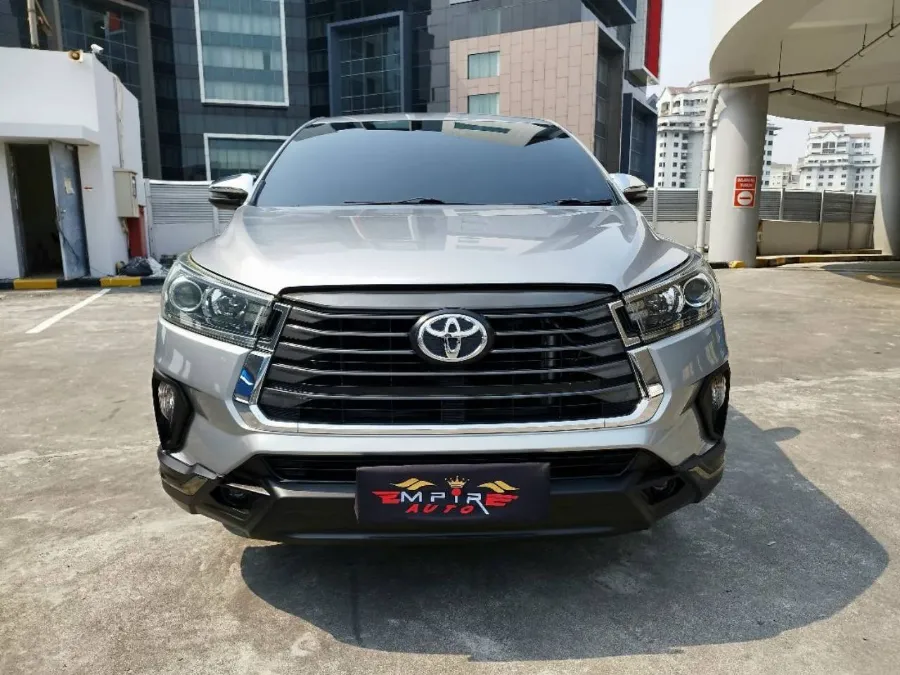 Foto Mobil Bekas Tampak Depan Toyota Kijang Innova 2.0 Venturer tahun 2019