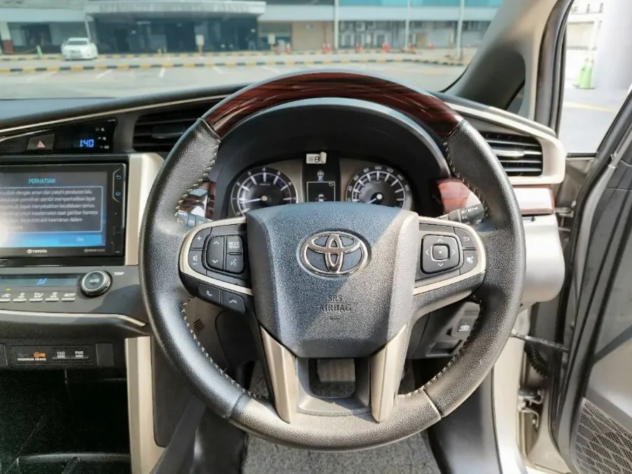 Foto Mobil Bekas Tampak Samping Toyota Kijang Innova 2.0 Venturer tahun 2019