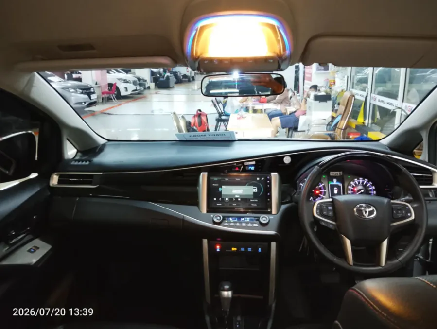 Foto Mobil Bekas Dashboard Toyota Kijang Innova 2.0 Venturer tahun 2021