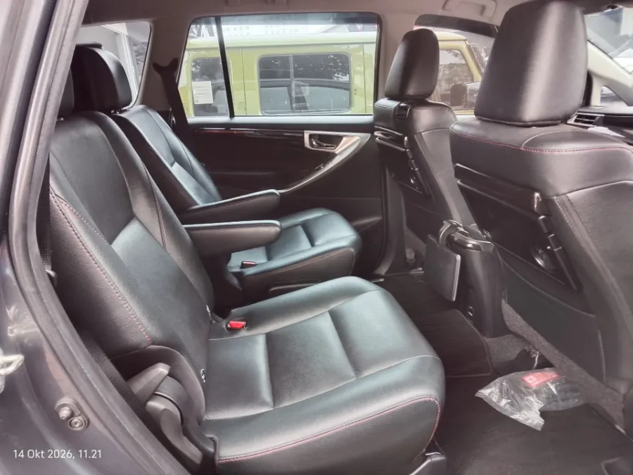 Foto Mobil Bekas Kabin Belakang Toyota Kijang Innova 2.0 Venturer tahun 2021