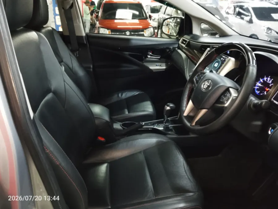 Foto Mobil Bekas Kabin Depan Toyota Kijang Innova 2.0 Venturer tahun 2021