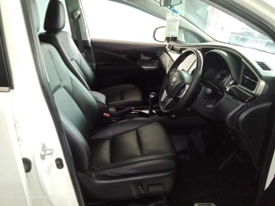 Foto Mobil Bekas Kabin Depan Toyota Kijang Innova 2.0 Venturer tahun 2021