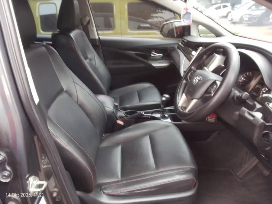 Foto Mobil Bekas Kabin Depan Toyota Kijang Innova 2.0 Venturer tahun 2021