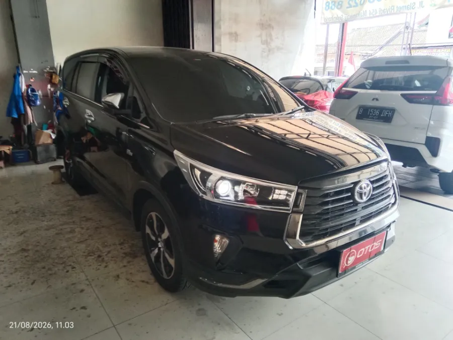 Foto Mobil Bekas Kanan Depan Toyota Kijang Innova 2.0 Venturer tahun 2021