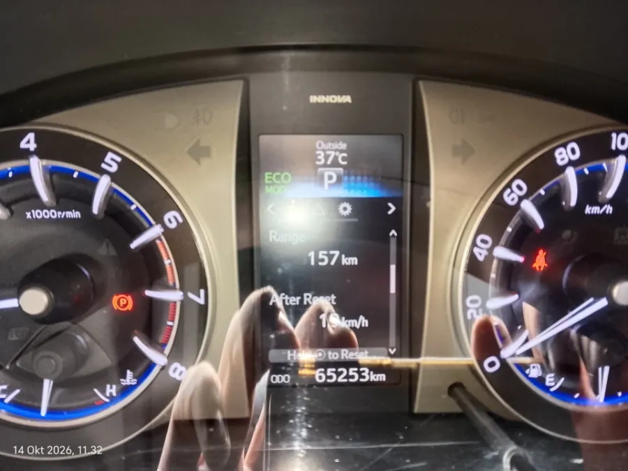 Foto Mobil Bekas Odometer Toyota Kijang Innova 2.0 Venturer tahun 2021