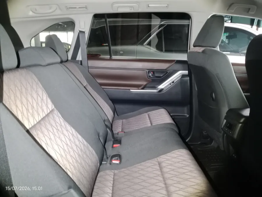 Foto Mobil Bekas Kabin Belakang Toyota Kijang Innova 2.0 Zenix G CVT tahun 2023