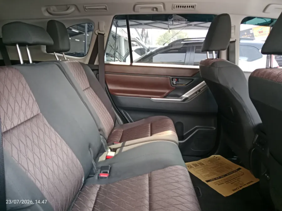 Foto Mobil Bekas Kabin Belakang Toyota Kijang Innova 2.0 Zenix G CVT tahun 2023