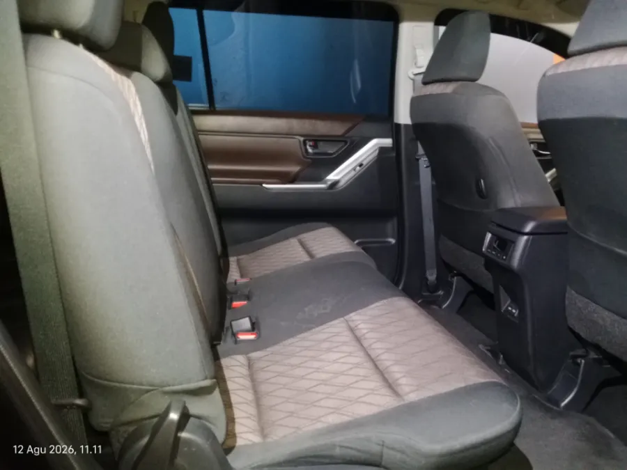 Foto Mobil Bekas Kabin Belakang Toyota Kijang Innova 2.0 Zenix G CVT tahun 2023