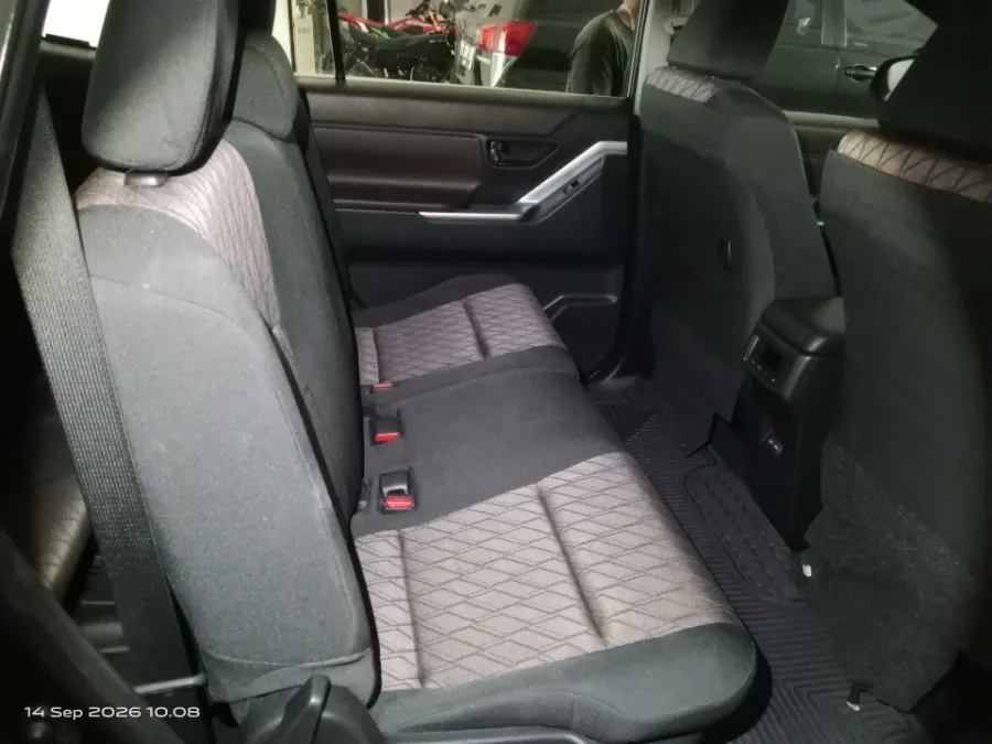 Foto Mobil Bekas Kabin Belakang Toyota Kijang Innova 2.0 Zenix G CVT tahun 2023