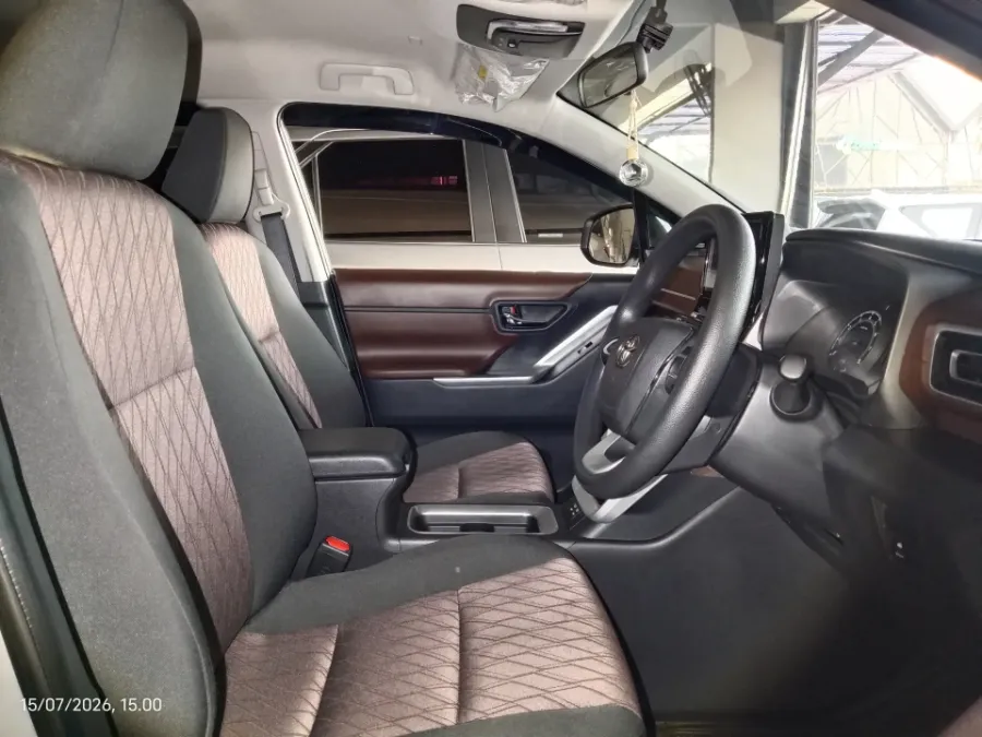 Foto Mobil Bekas Kabin Depan Toyota Kijang Innova 2.0 Zenix G CVT tahun 2023