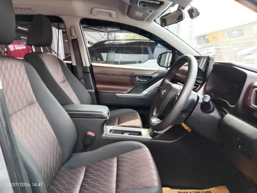 Foto Mobil Bekas Kabin Depan Toyota Kijang Innova 2.0 Zenix G CVT tahun 2023