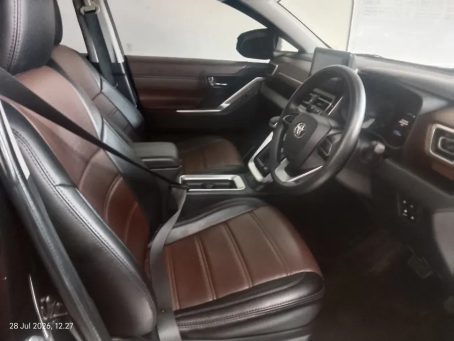 Foto Mobil Bekas Kabin Depan Toyota Kijang Innova 2.0 Zenix G CVT tahun 2023