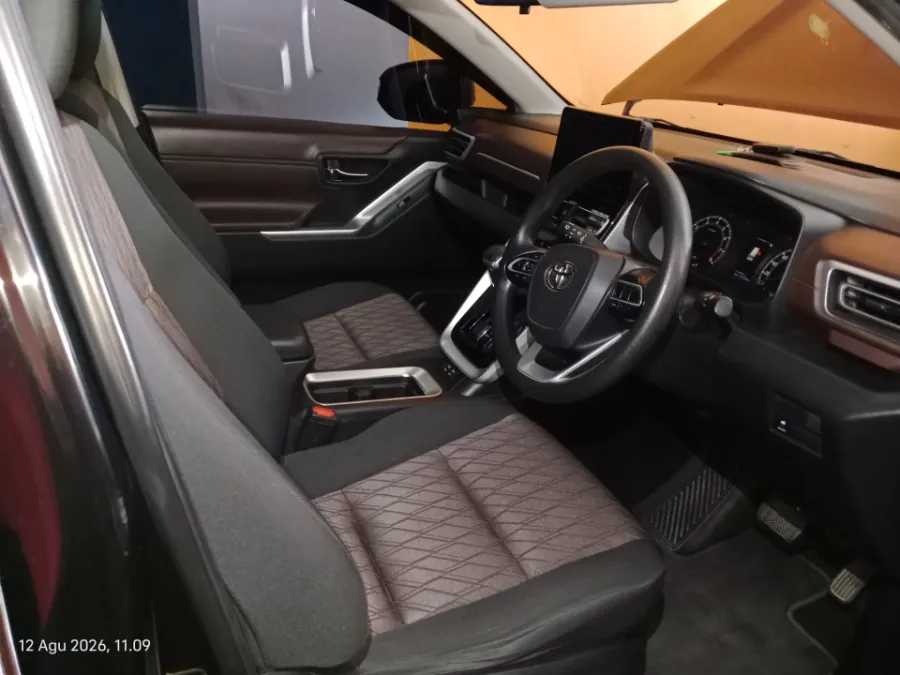 Foto Mobil Bekas Kabin Depan Toyota Kijang Innova 2.0 Zenix G CVT tahun 2023