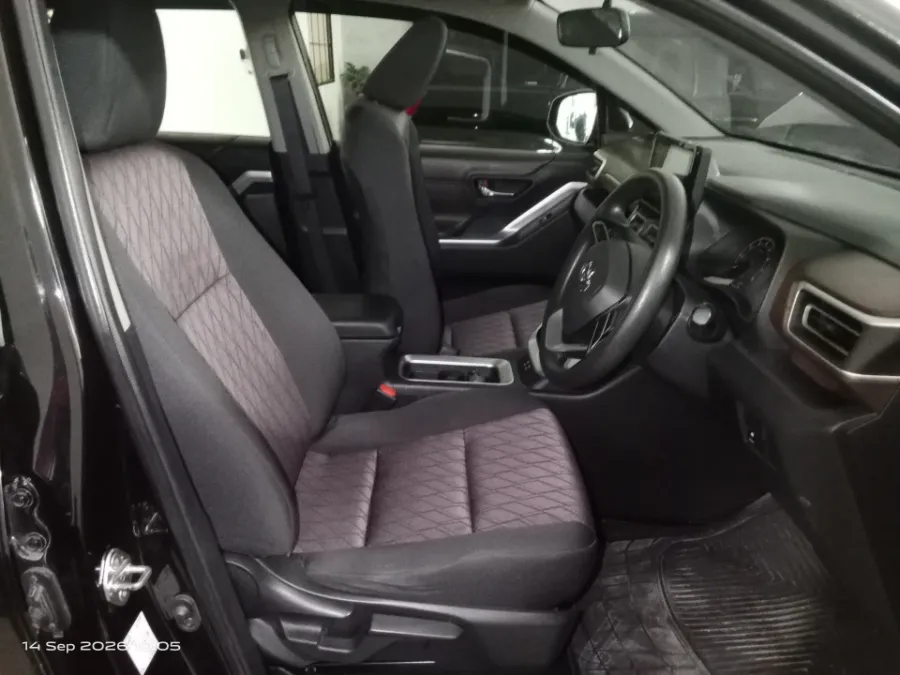 Foto Mobil Bekas Kabin Depan Toyota Kijang Innova 2.0 Zenix G CVT tahun 2023