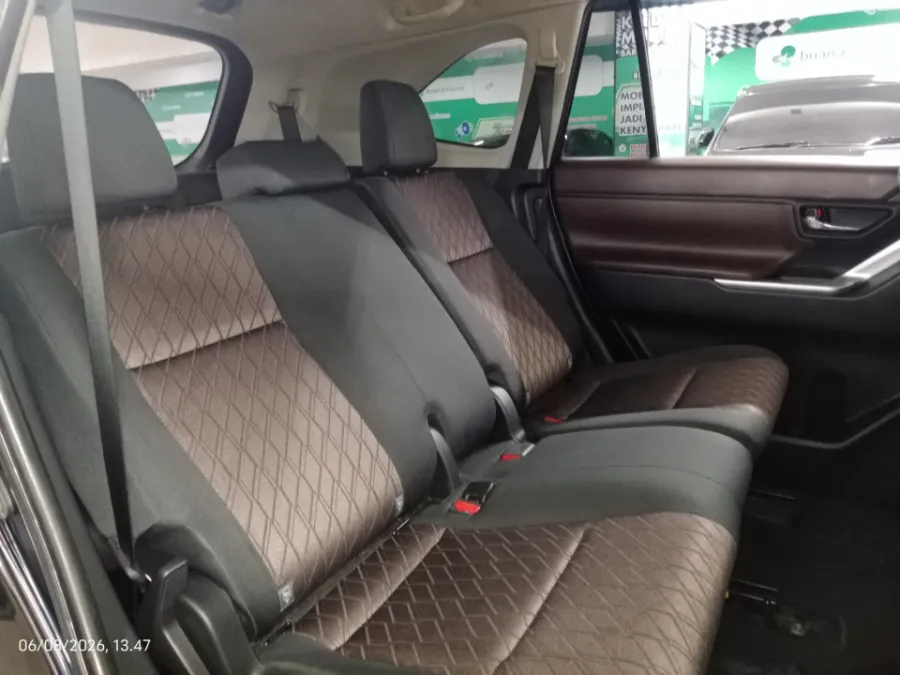 Foto Mobil Bekas Kabin Belakang Toyota Kijang Innova 2.0 Zenix G HV CVT tahun 2022