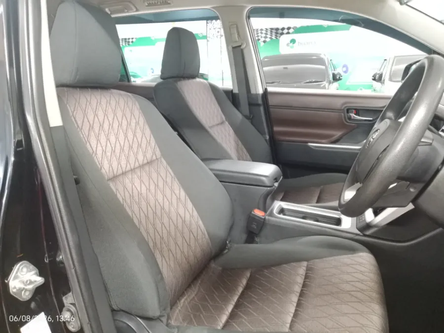 Foto Mobil Bekas Kabin Depan Toyota Kijang Innova 2.0 Zenix G HV CVT tahun 2022