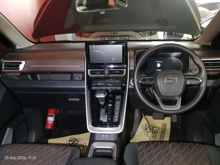 Foto Mobil Bekas Dashboard Toyota Kijang Innova 2.0 Zenix G HV CVT tahun 2023