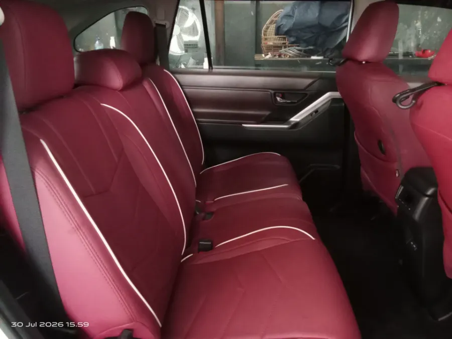 Foto Mobil Bekas Kabin Belakang Toyota Kijang Innova 2.0 Zenix G HV CVT tahun 2023