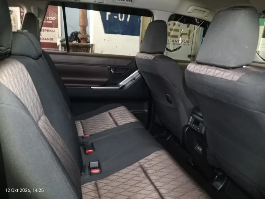Foto Mobil Bekas Kabin Belakang Toyota Kijang Innova 2.0 Zenix G HV CVT tahun 2023