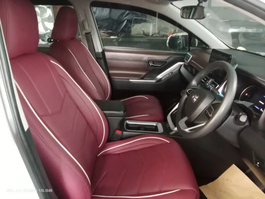 Foto Mobil Bekas Kabin Depan Toyota Kijang Innova 2.0 Zenix G HV CVT tahun 2023