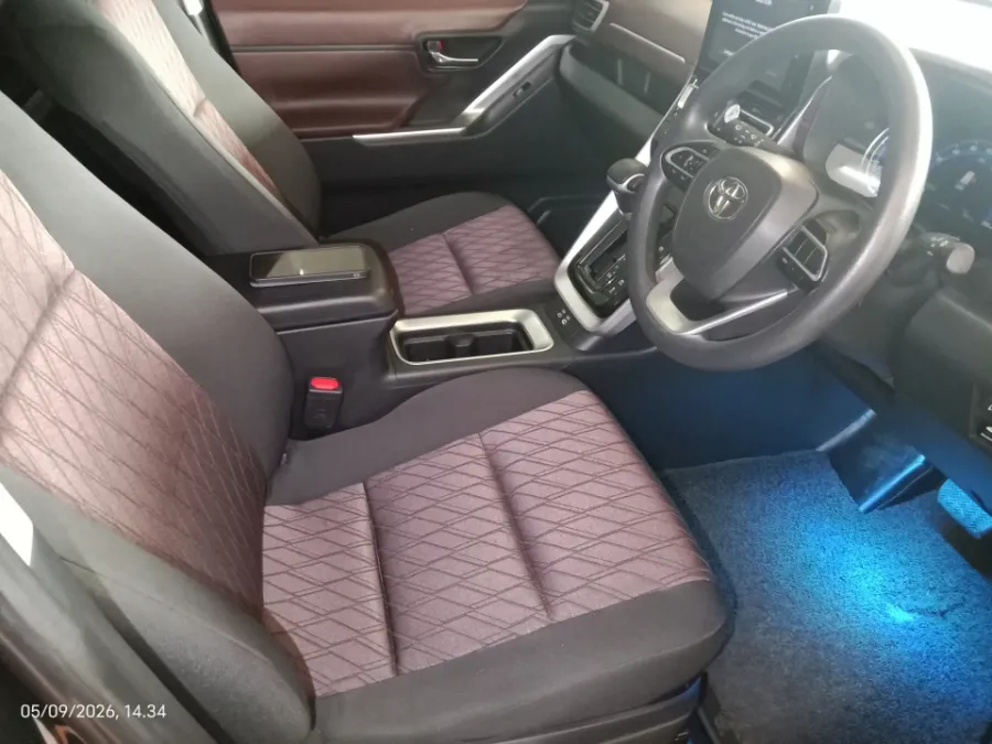 Foto Mobil Bekas Kabin Depan Toyota Kijang Innova 2.0 Zenix G HV CVT tahun 2023