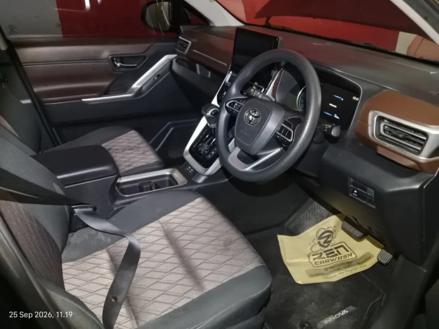 Foto Mobil Bekas Kabin Depan Toyota Kijang Innova 2.0 Zenix G HV CVT tahun 2023