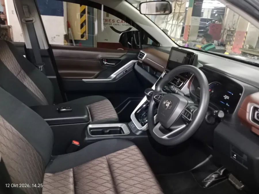 Foto Mobil Bekas Kabin Depan Toyota Kijang Innova 2.0 Zenix G HV CVT tahun 2023