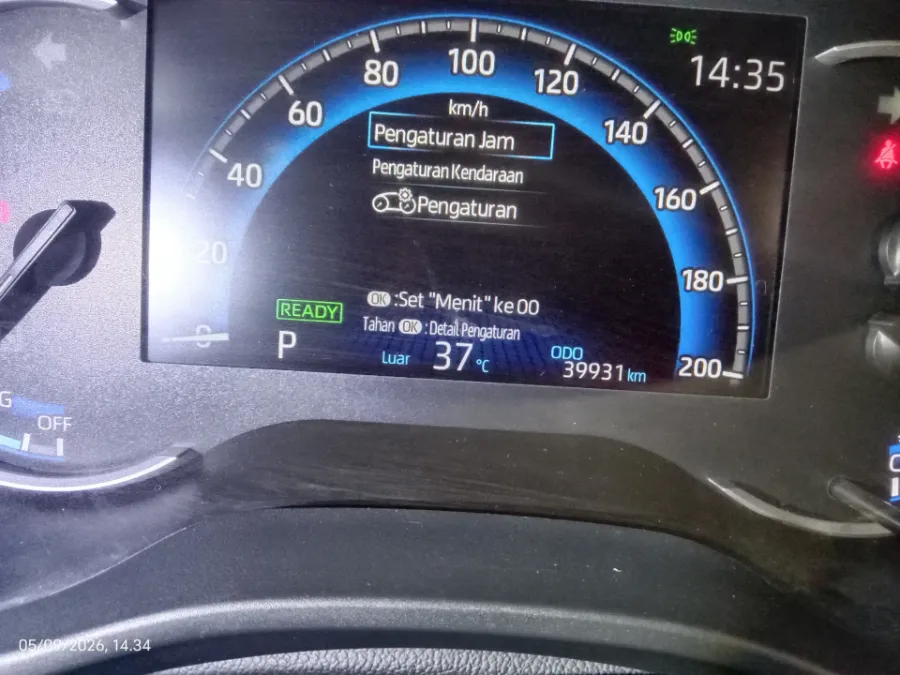 Foto Mobil Bekas Odometer Toyota Kijang Innova 2.0 Zenix G HV CVT tahun 2023