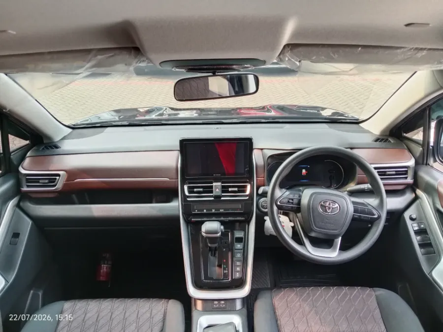Foto Mobil Bekas Dashboard Toyota Kijang Innova 2.0 Zenix G HV CVT tahun 2024