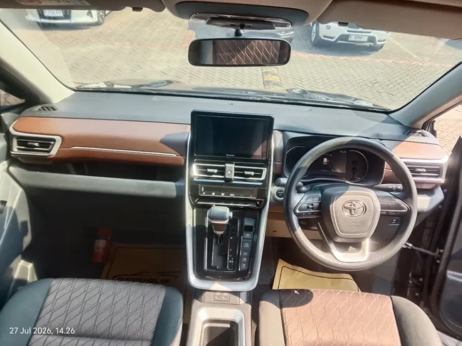 Foto Mobil Bekas Dashboard Toyota Kijang Innova 2.0 Zenix G HV CVT tahun 2024