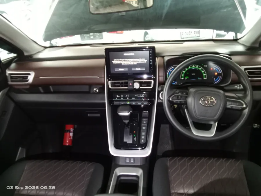 Foto Mobil Bekas Dashboard Toyota Kijang Innova 2.0 Zenix G HV CVT tahun 2024
