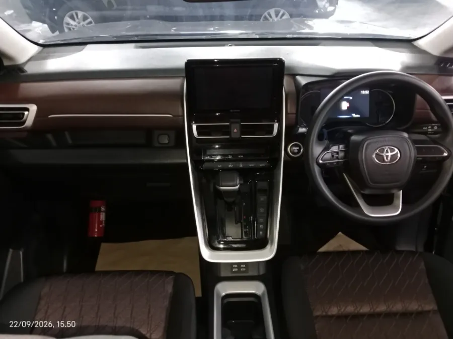 Foto Mobil Bekas Dashboard Toyota Kijang Innova 2.0 Zenix G HV CVT tahun 2024