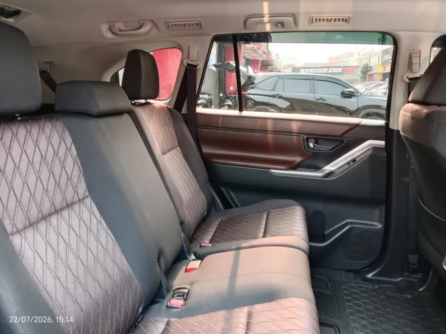 Foto Mobil Bekas Kabin Belakang Toyota Kijang Innova 2.0 Zenix G HV CVT tahun 2024