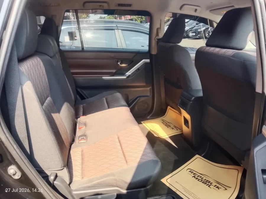 Foto Mobil Bekas Kabin Belakang Toyota Kijang Innova 2.0 Zenix G HV CVT tahun 2024