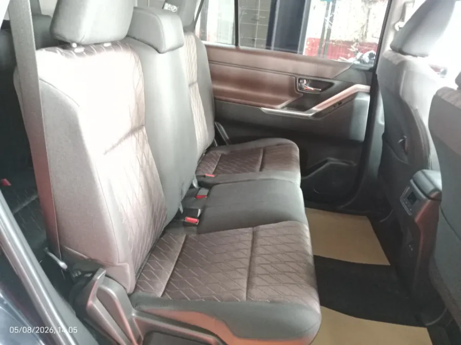 Foto Mobil Bekas Kabin Belakang Toyota Kijang Innova 2.0 Zenix G HV CVT tahun 2024