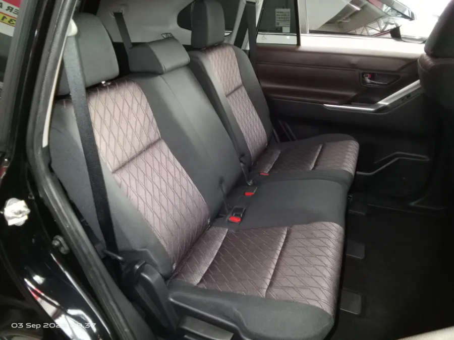 Foto Mobil Bekas Kabin Belakang Toyota Kijang Innova 2.0 Zenix G HV CVT tahun 2024