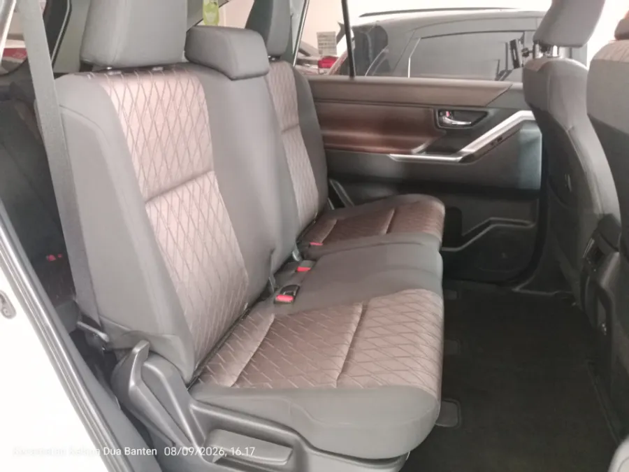 Foto Mobil Bekas Kabin Belakang Toyota Kijang Innova 2.0 Zenix G HV CVT tahun 2024