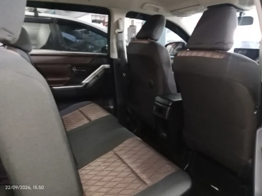 Foto Mobil Bekas Kabin Belakang Toyota Kijang Innova 2.0 Zenix G HV CVT tahun 2024