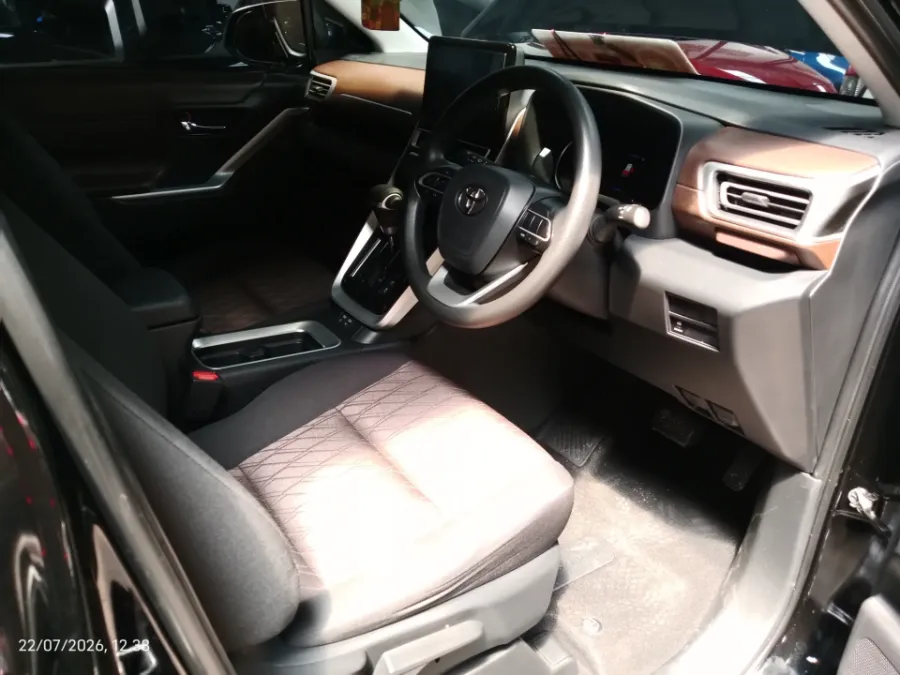 Foto Mobil Bekas Kabin Depan Toyota Kijang Innova 2.0 Zenix G HV CVT tahun 2024