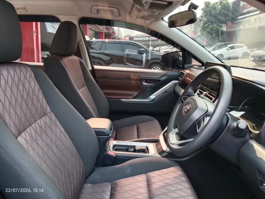 Foto Mobil Bekas Kabin Depan Toyota Kijang Innova 2.0 Zenix G HV CVT tahun 2024