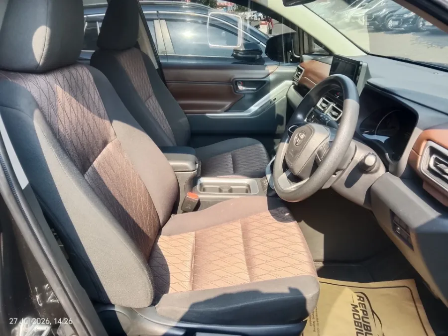 Foto Mobil Bekas Kabin Depan Toyota Kijang Innova 2.0 Zenix G HV CVT tahun 2024