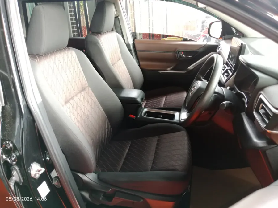 Foto Mobil Bekas Kabin Depan Toyota Kijang Innova 2.0 Zenix G HV CVT tahun 2024