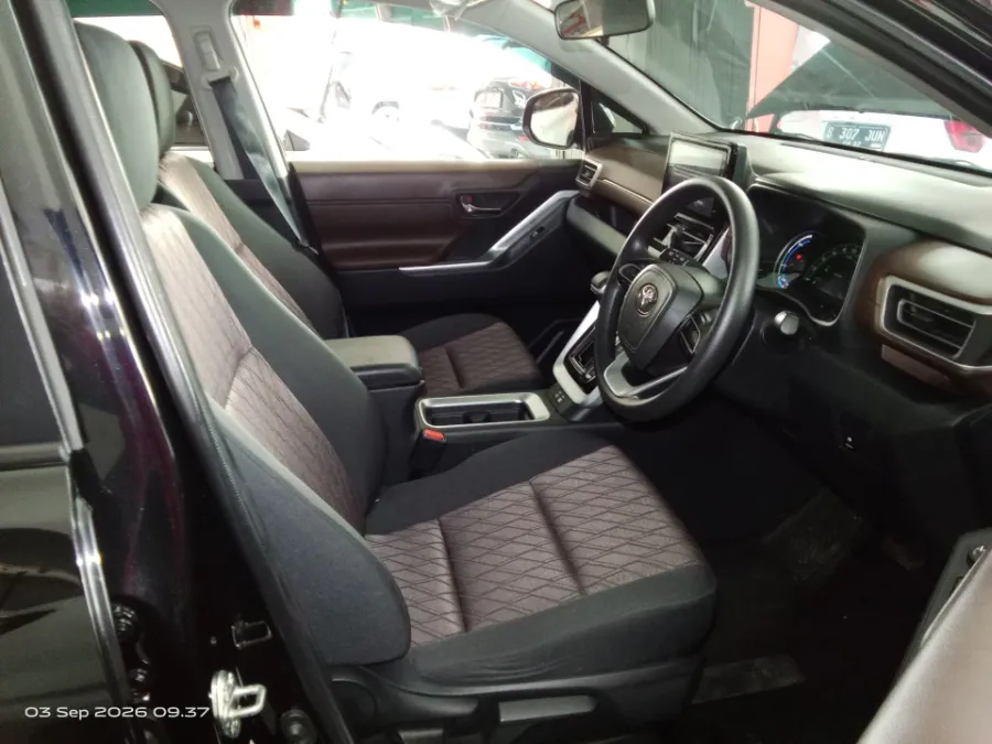 Foto Mobil Bekas Kabin Depan Toyota Kijang Innova 2.0 Zenix G HV CVT tahun 2024