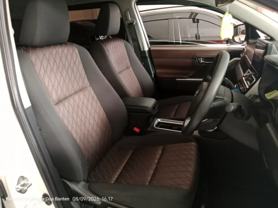Foto Mobil Bekas Kabin Depan Toyota Kijang Innova 2.0 Zenix G HV CVT tahun 2024