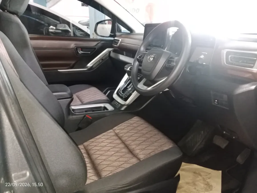 Foto Mobil Bekas Kabin Depan Toyota Kijang Innova 2.0 Zenix G HV CVT tahun 2024