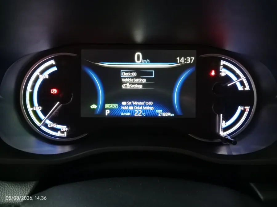 Foto Mobil Bekas Odometer Toyota Kijang Innova 2.0 Zenix G HV CVT tahun 2024