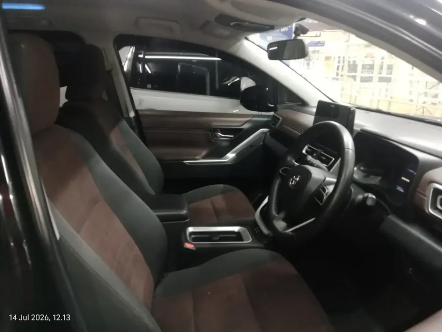 Foto Mobil Bekas Kabin Depan Toyota Kijang Innova 2.0 Zenix Q HV CVT TSS tahun 2022